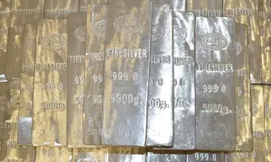 Sztabki srebra z napisem "FINESILVER" i wagą 5000g.