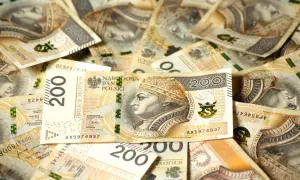 Stos banknotów dwustuzłotowych z wizerunkiem królowej Jadwigi.