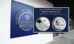 Tablica NBP i dwie srebrne monety kolekcjonerskie z wizerunkiem budynku i portretem Stanisława Karpińskiego.