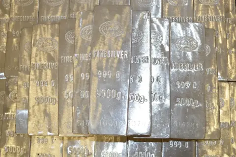 Sztabki srebra z napisem "FINESILVER" i wagą 5000g.