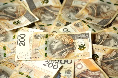 Stos banknotów dwustuzłotowych z wizerunkiem królowej Jadwigi.