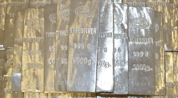 Sztabki srebra z napisem "FINESILVER" i wagą 5000g.