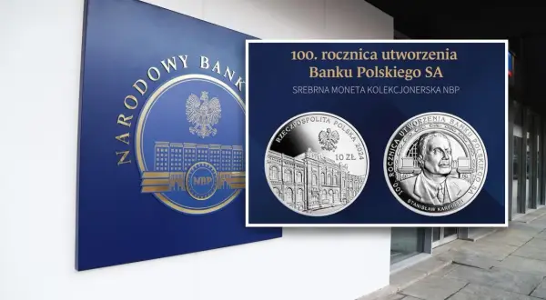 Tablica NBP i dwie srebrne monety kolekcjonerskie z wizerunkiem budynku i portretem Stanisława Karpińskiego.