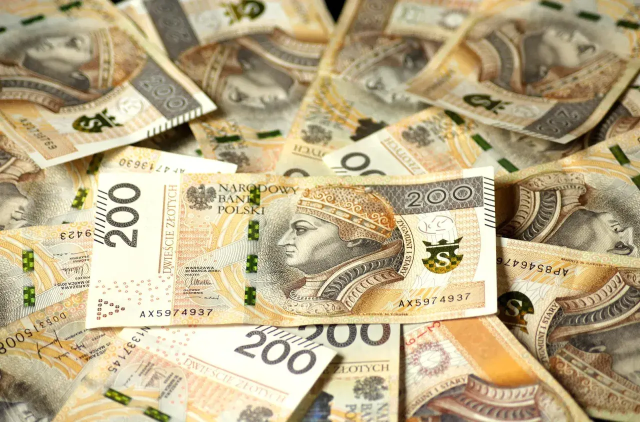 Stos banknotów dwustuzłotowych z wizerunkiem królowej Jadwigi.