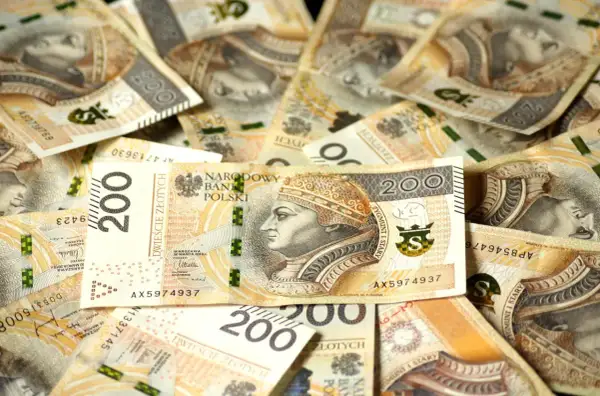 Stos banknotów dwustuzłotowych z wizerunkiem królowej Jadwigi.